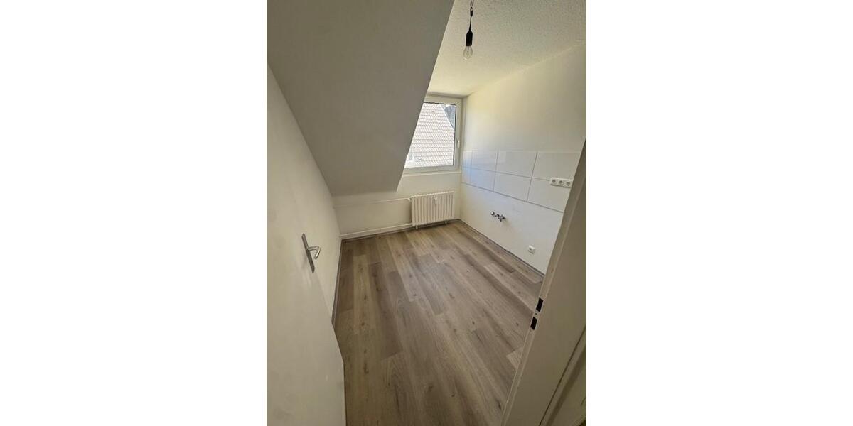 Dachgeschoßwohnung Duisburg Mittelmeiderich - 3 Zimmer, 48 m&sup2;, 385&euro; | Angebot:26115879