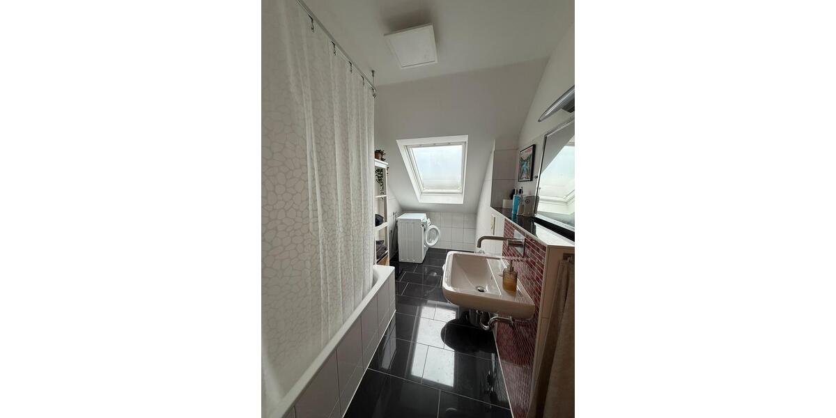 Dachgeschoßwohnung Duisburg Duisburg-Mitte - 3.5 Zimmer, 65 m&sup2;, 130.000&euro; | Angebot:25908168