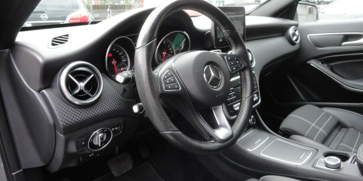 Mercedes-Benz A 180 Urban Autom.Navi Klima PDC SHZ 2.Hd S.Heft 69.000 km 15.999 &euro; Neuss 41462