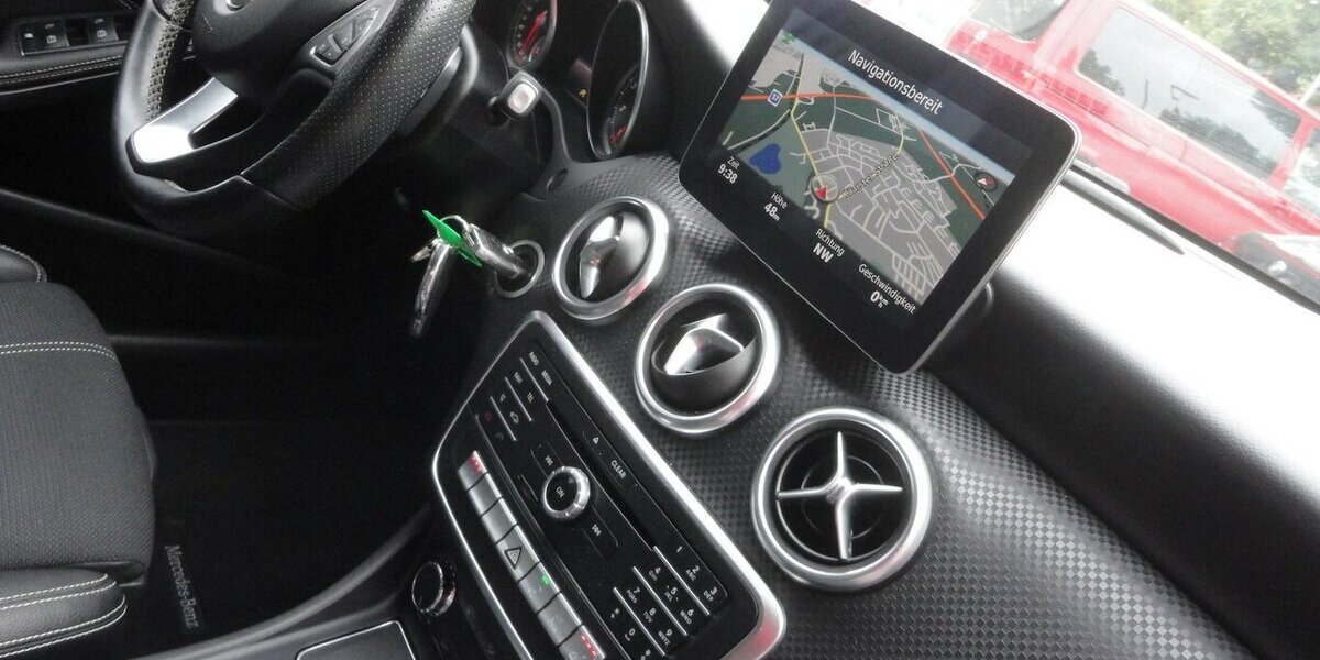 Mercedes-Benz A 180 Urban Autom.Navi Klima PDC SHZ 2.Hd S.Heft 69.000 km 15.999 &euro; Neuss 41462