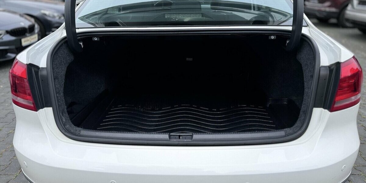 VW Passat 2,0 TDI Highline / Leder / SHD / Keyless 228.000 km 11.390 &euro; Mönchengladbach 41066
