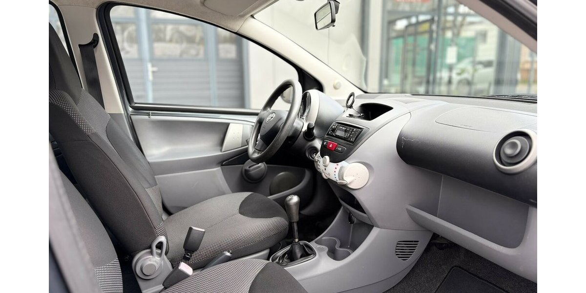 Toyota Aygo Basis / Klima / Elektr. FH / MP3 Player 95.000 km 2.890 &euro; Mönchengladbach 41066