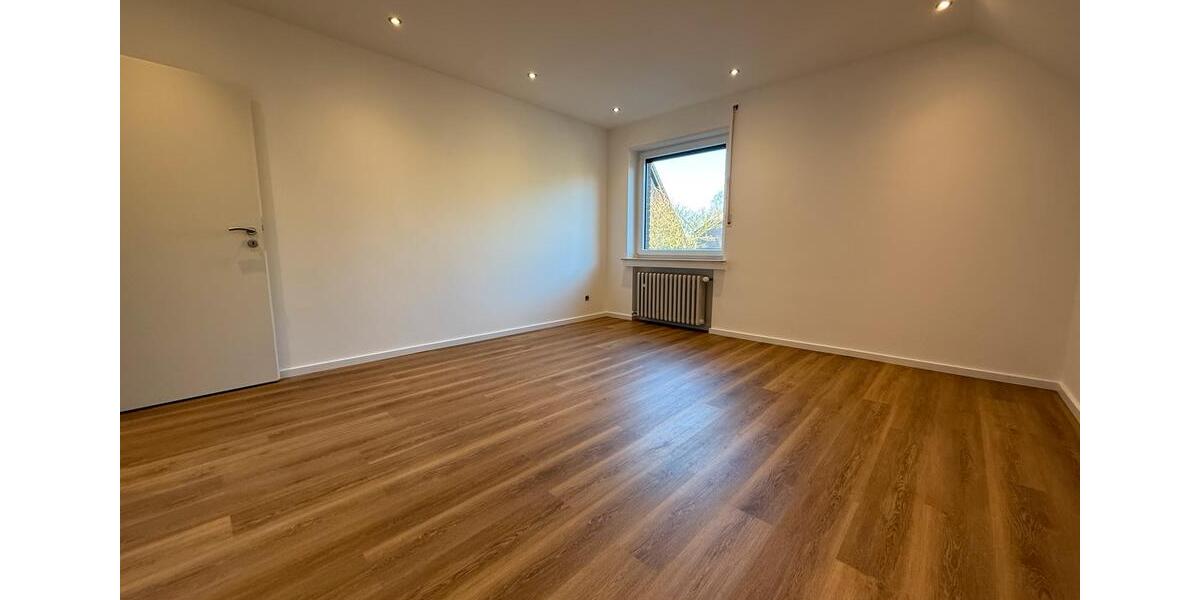 Dachgeschoßwohnung Grefrath - 4 Zimmer, 120 m&sup2;, 1.200&euro; | Angebot:25365398