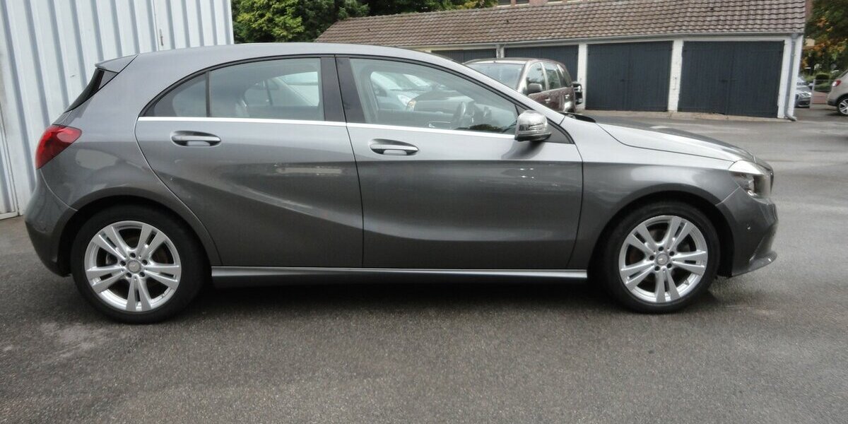 Mercedes-Benz A 180 Urban Autom.Navi Klima PDC SHZ 2.Hd S.Heft 69.000 km 15.999 &euro; Neuss 41462