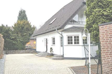 Haus Mönchengladbach Nord - 9 Zimmer, 284 m&sup2;, 2.950&euro; | Angebot:27624406