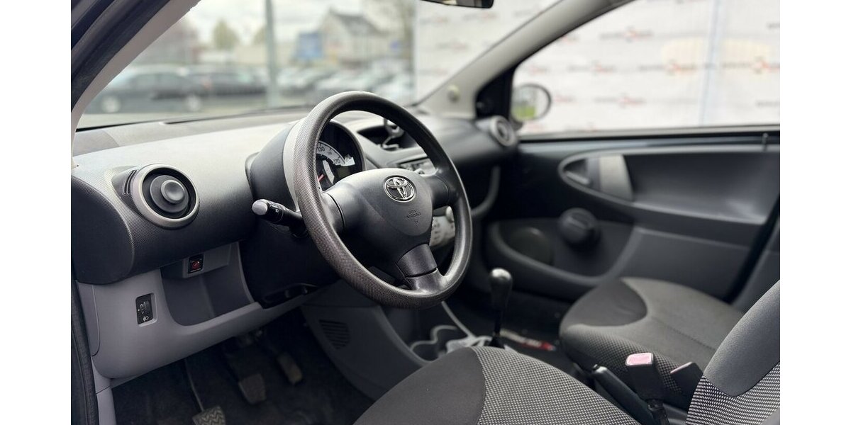 Toyota Aygo Basis / Klima / Elektr. FH / MP3 Player 95.000 km 2.890 &euro; Mönchengladbach 41066