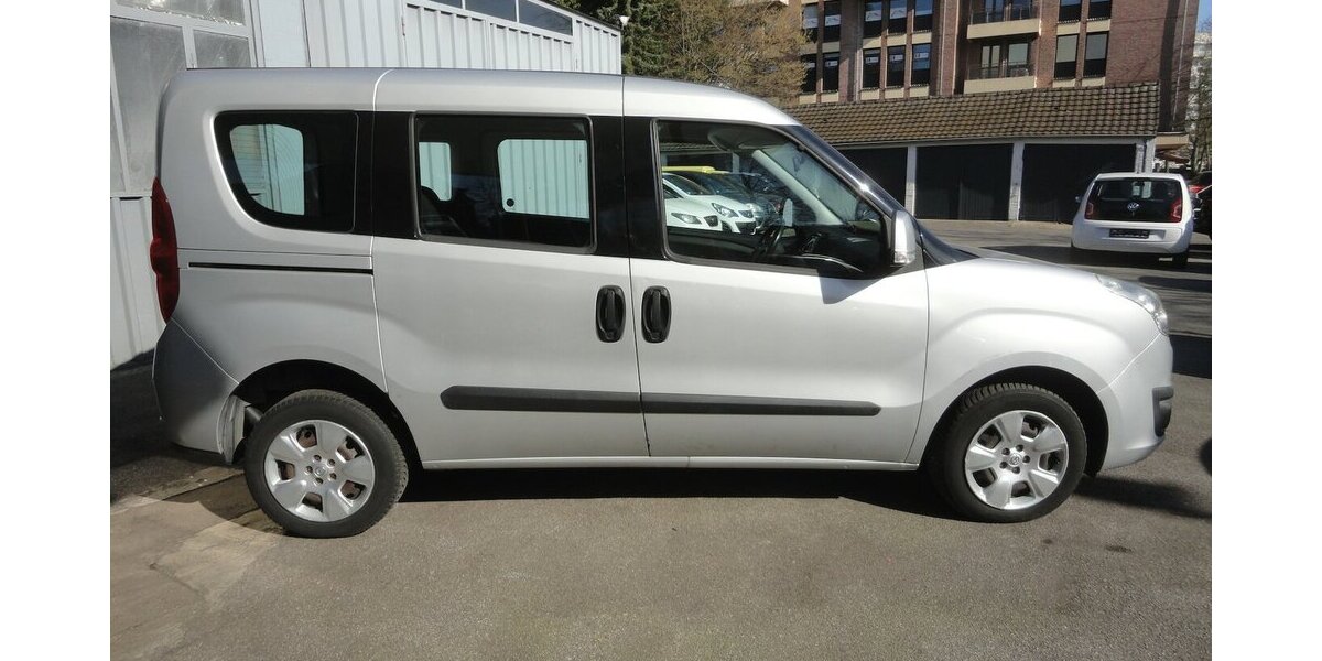 Opel Combo Edition 1,6 d Klima PDC SHZ AHK 5Sitzer 124.000 km 5.999 &euro; Neuss 41462