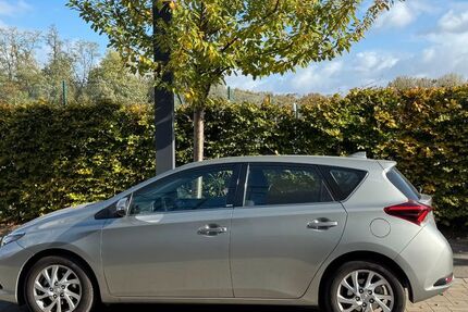 Toyota Auris 23.385 km 14.749 &euro; Düsseldorf 40223
