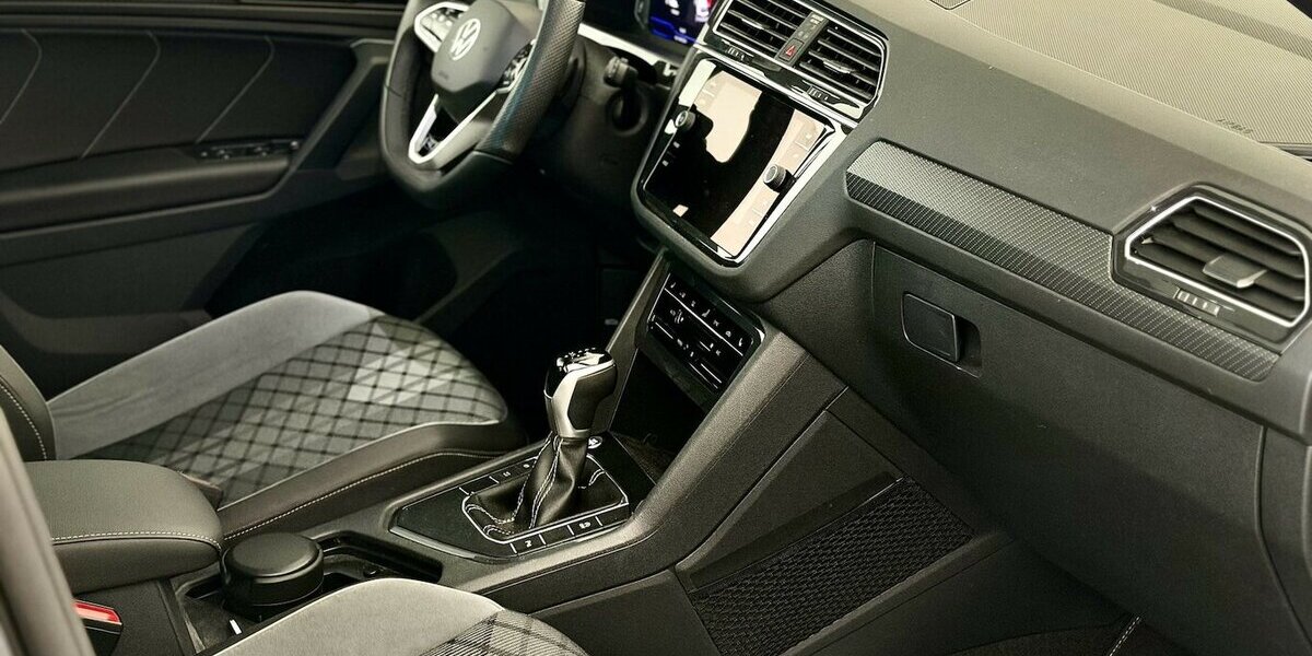 VW Tiguan R-Line / Pano / Kamera / KeylessGO 29.000 km 40.990 &euro; Mönchengladbach 41066