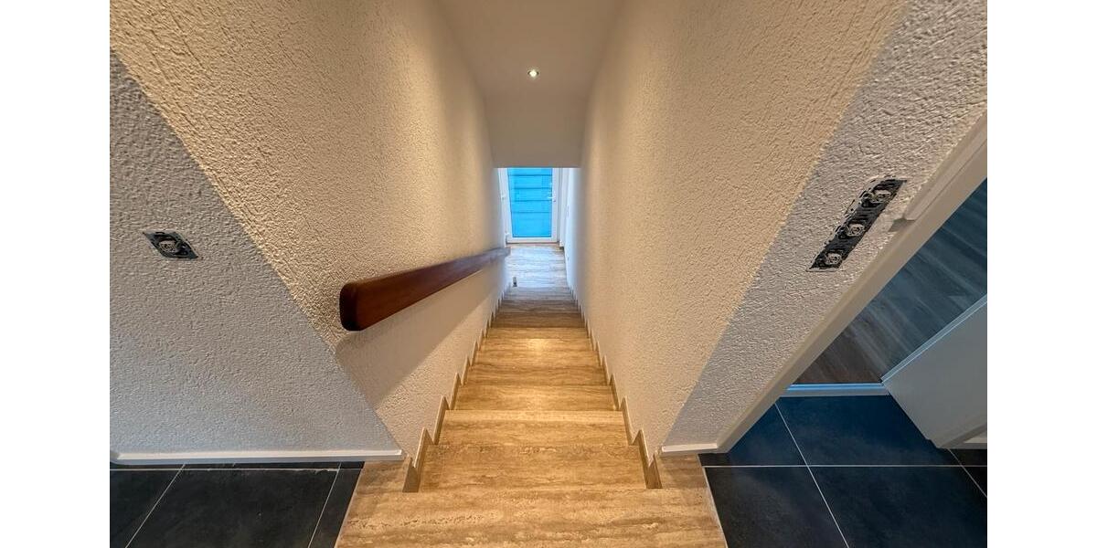 Dachgeschoßwohnung Grefrath - 4 Zimmer, 120 m&sup2;, 1.200&euro; | Angebot:25365398