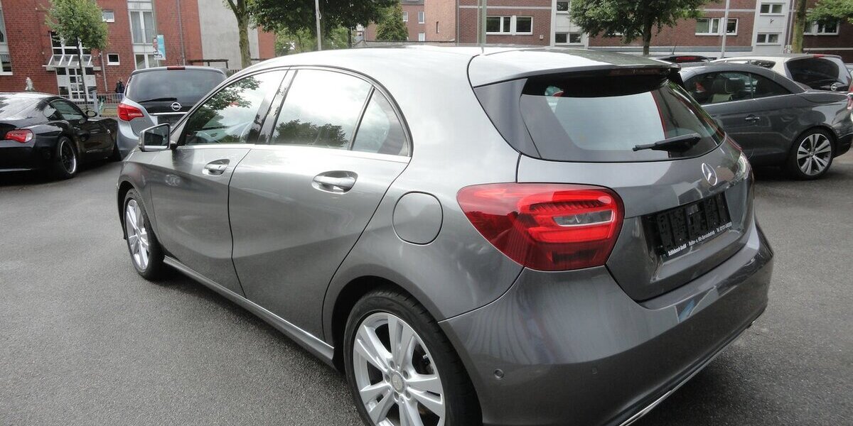 Mercedes-Benz A 180 Urban Autom.Navi Klima PDC SHZ 2.Hd S.Heft 69.000 km 15.999 &euro; Neuss 41462