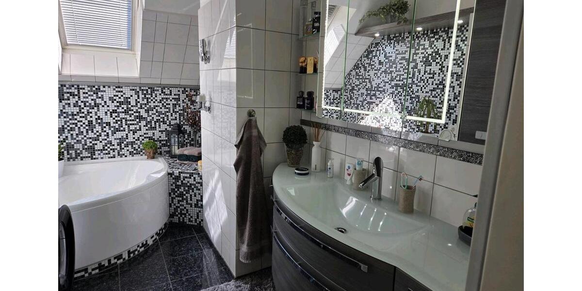 Dachgeschoßwohnung Krefeld Cracau - 3 Zimmer, 85 m&sup2;, 140.000&euro; | Angebot:26084764