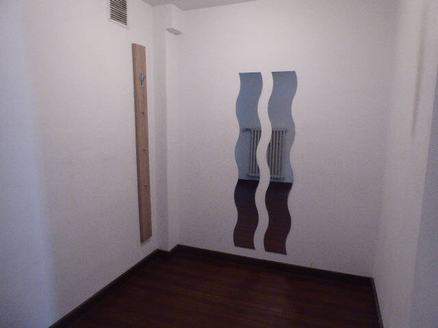 Gewerbeobjekt Düsseldorf Rath - 8 Zimmer, 156 m&sup2;, 350.000&euro; | Angebot:25665195