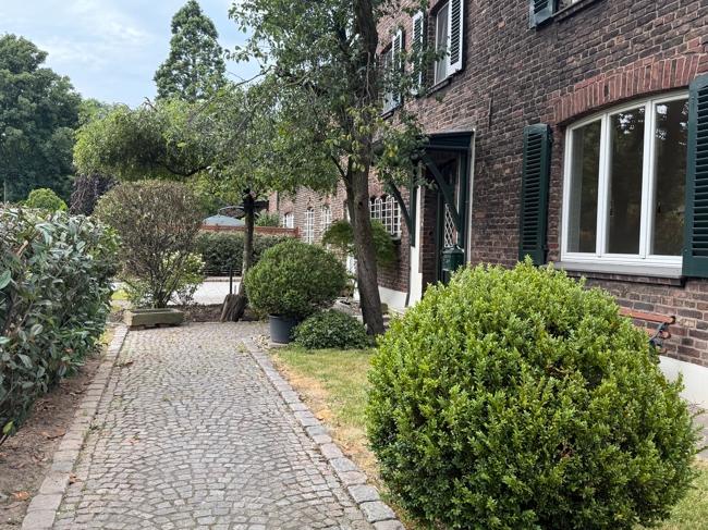 Erdgeschoßwohnung Duisburg Rheinhausen - 7 Zimmer, 211 m&sup2;, 2.000&euro; | Angebot:25962714