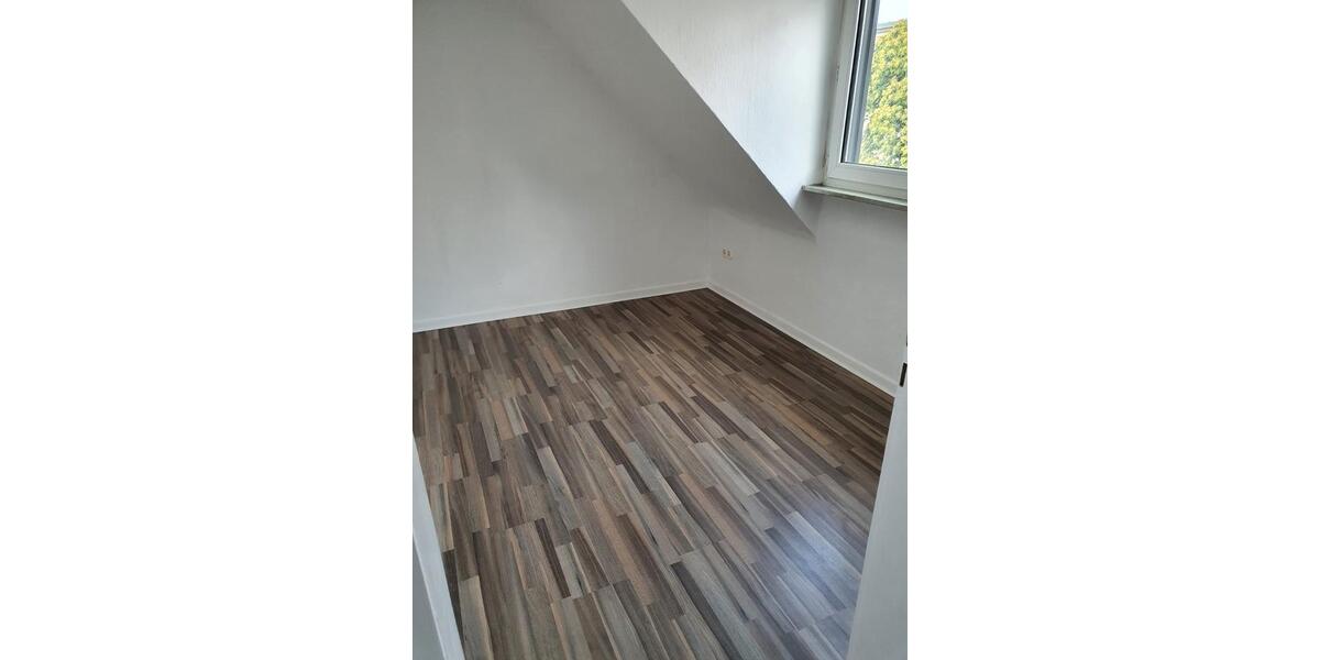 Dachgeschoßwohnung Duisburg Essenberg - 3 Zimmer, 52 m&sup2;, 390&euro; | Angebot:25838936