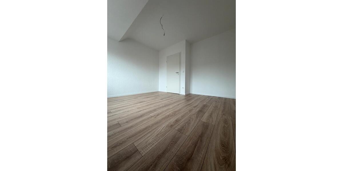 Dachgeschoßwohnung Duisburg Mittelmeiderich - 2.5 Zimmer, 78 m&sup2;, 900&euro; | Angebot:25986186