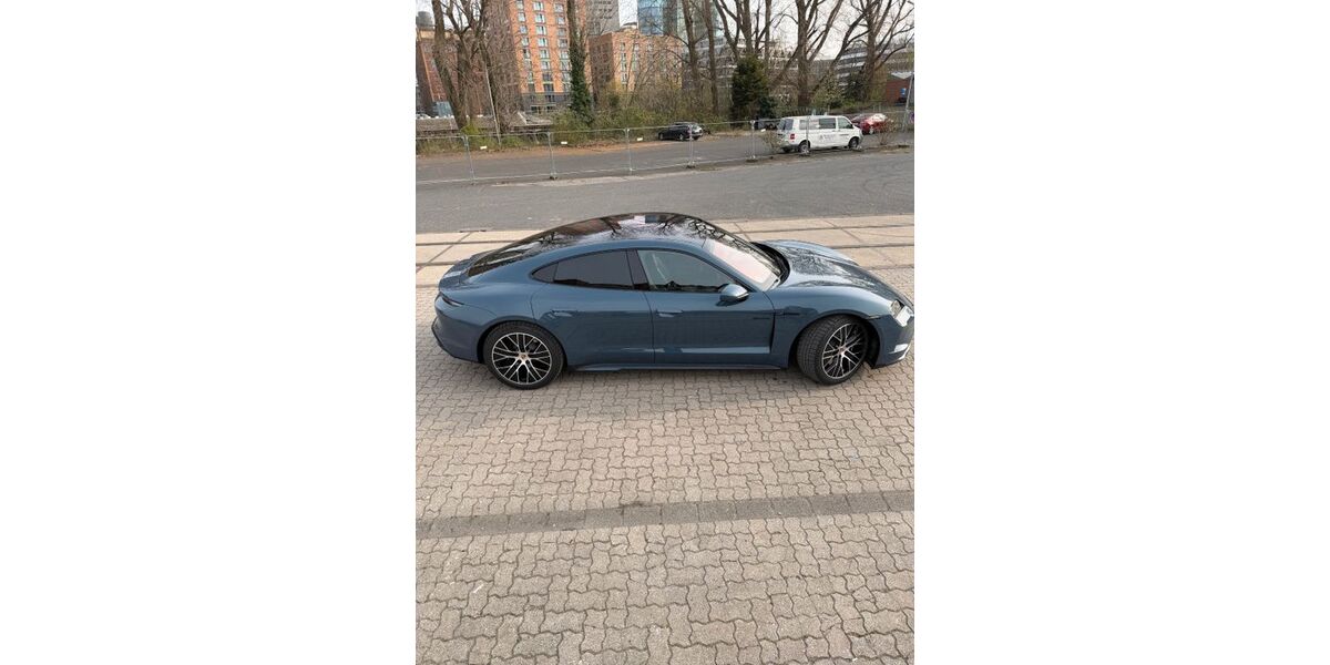 Porsche Taycan 3.000 km 102.000 &euro; Düsseldorf 40219