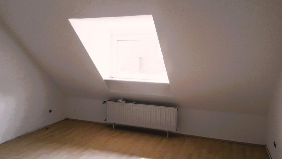 Dachgeschoßwohnung Duisburg Mittelmeiderich - 3 Zimmer, 88 m&sup2;, 650&euro; | Angebot:26638413