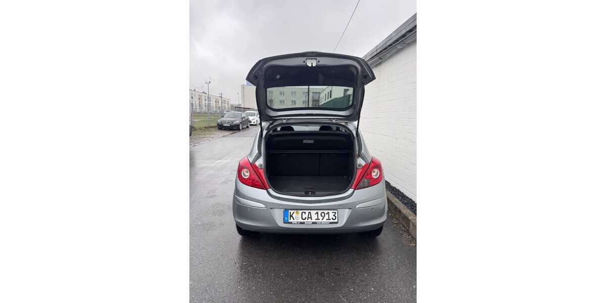 Opel Corsa D 135.201 km 3.290 &euro; Düsseldorf 40213