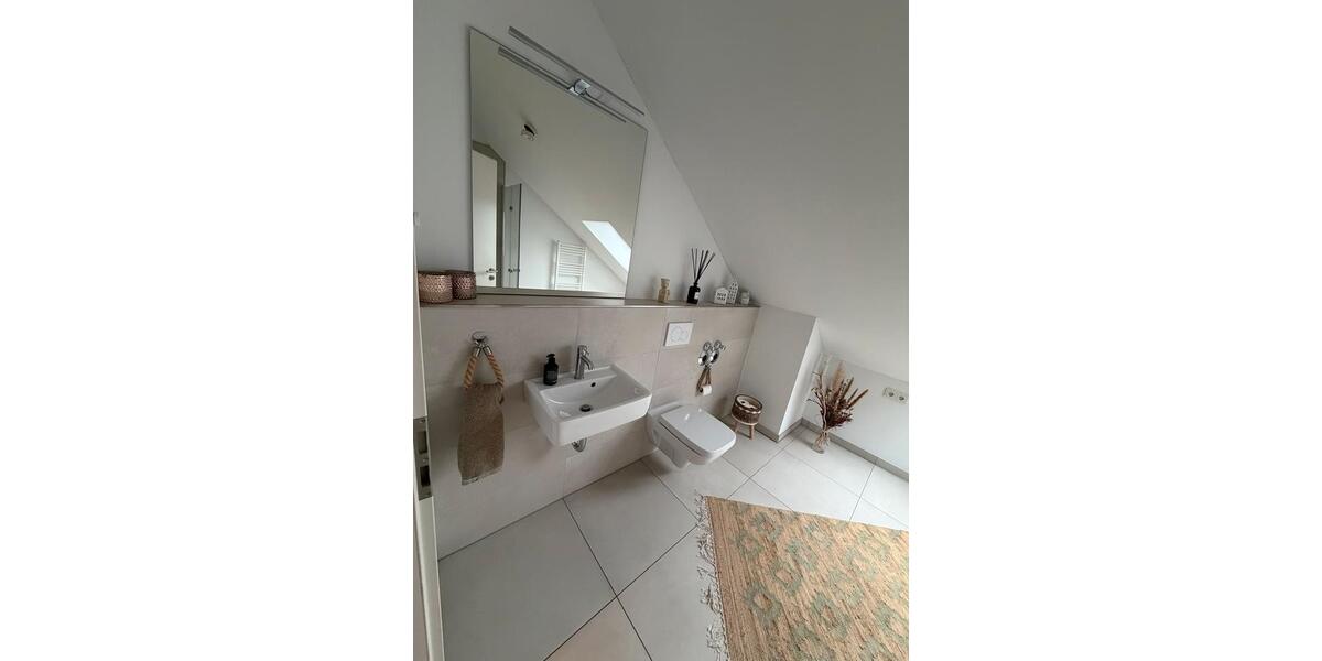 Dachgeschoßwohnung Krefeld Gellep-Stratum - 3.5 Zimmer, 115 m&sup2;, 1.900&euro; | Angebot:25205244