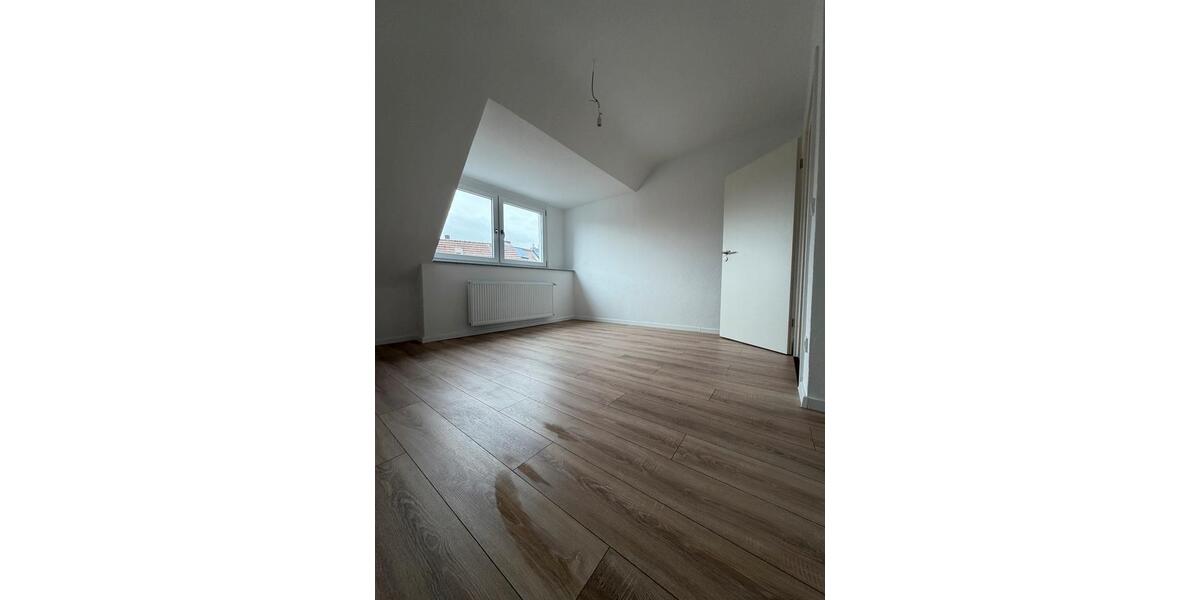 Dachgeschoßwohnung Duisburg Mittelmeiderich - 2.5 Zimmer, 78 m&sup2;, 900&euro; | Angebot:25986186