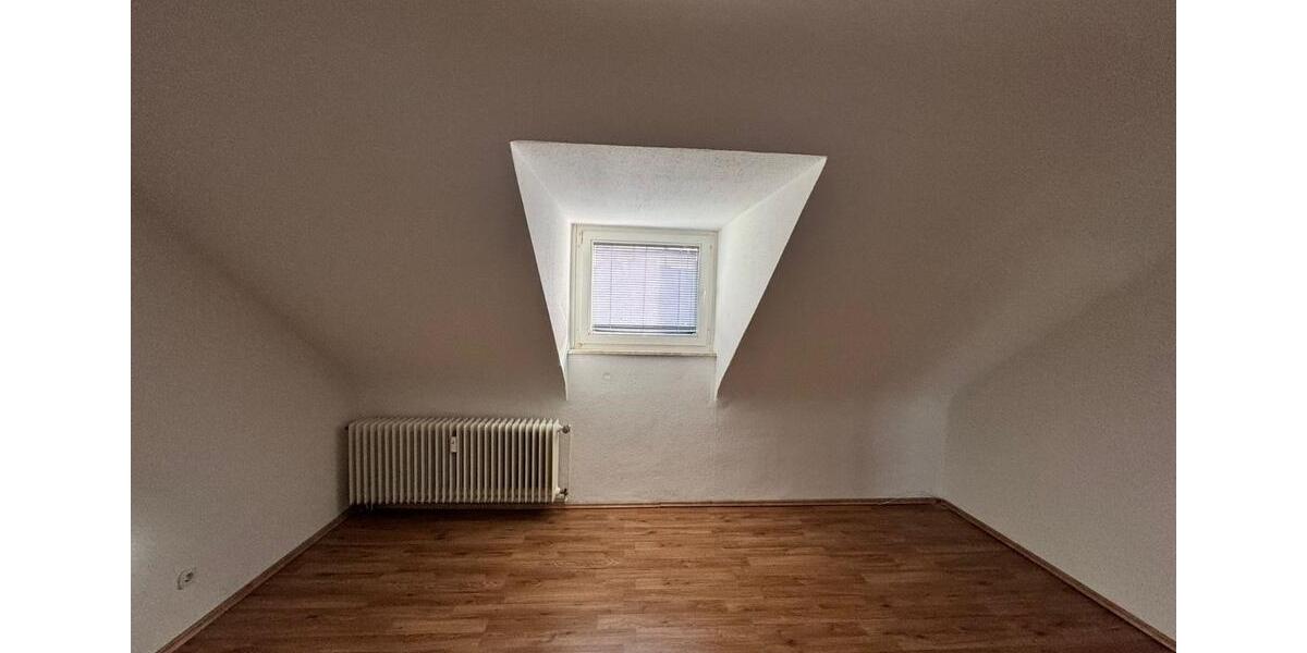 Dachgeschoßwohnung Duisburg Duisburg-Mitte - 4 Zimmer, 86 m&sup2;, 645&euro; | Angebot:25972396