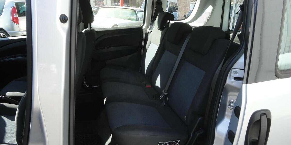 Opel Combo Edition 1,6 d Klima PDC SHZ AHK 5Sitzer 124.000 km 5.999 &euro; Neuss 41462