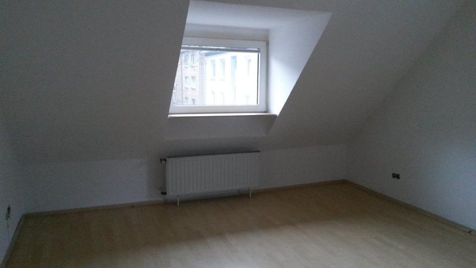 Dachgeschoßwohnung Duisburg Mittelmeiderich - 3 Zimmer, 88 m&sup2;, 650&euro; | Angebot:26638413