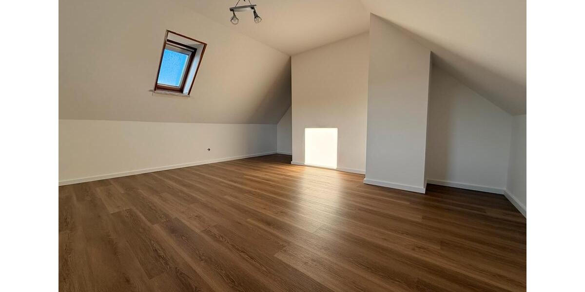 Dachgeschoßwohnung Grefrath - 4 Zimmer, 120 m&sup2;, 1.200&euro; | Angebot:25365398
