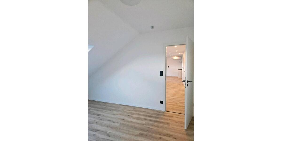 Dachgeschoßwohnung Duisburg Rheinhausen - 3 Zimmer, 80 m&sup2;, 750&euro; | Angebot:25935334