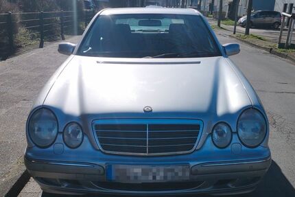 Mercedes-Benz E 200 272.000 km 4.200 &euro; Duisburg 47056