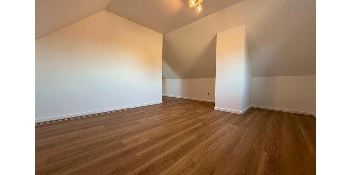 Dachgeschoßwohnung Grefrath - 4 Zimmer, 120 m&sup2;, 1.200&euro; | Angebot:25365398