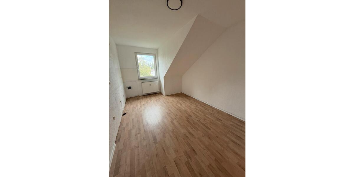 Dachgeschoßwohnung Duisburg Mittelmeiderich - 3 Zimmer, 75 m&sup2;, 750&euro; | Angebot:26491259
