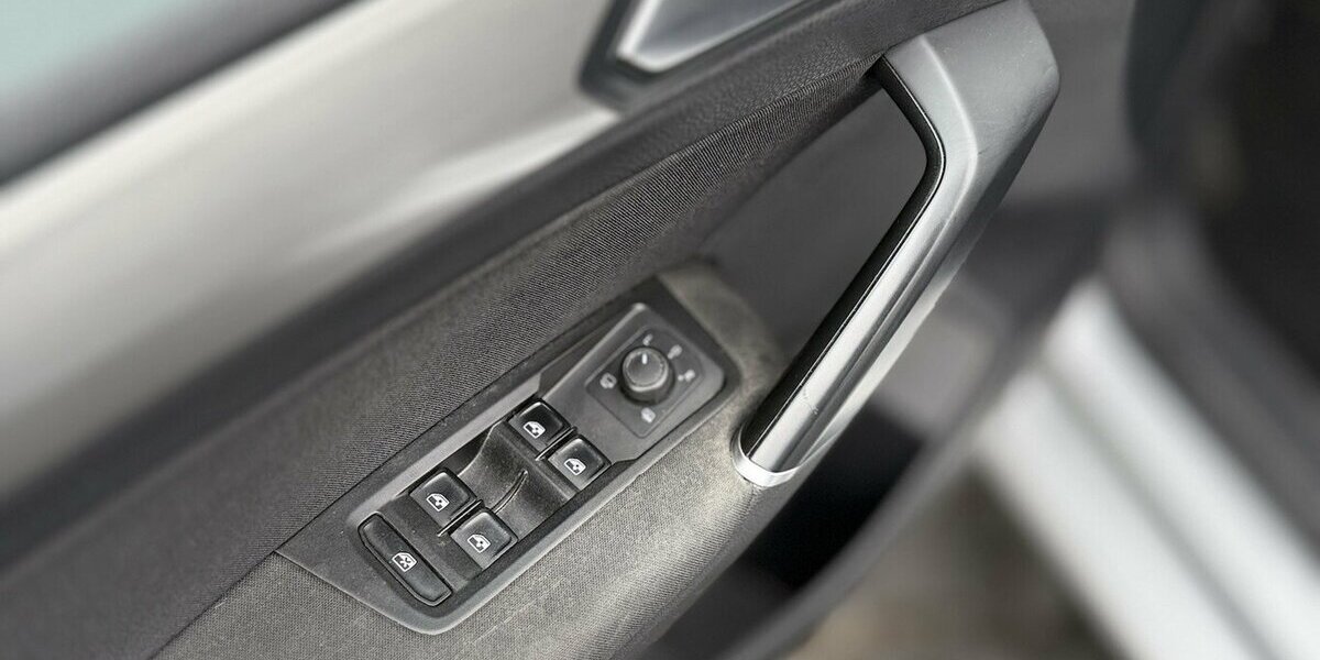 VW Touran 1.Hd / Automatik / AHK / 7 Sitze / Navi 110.000 km 23.490 &euro; Mönchengladbach 41066